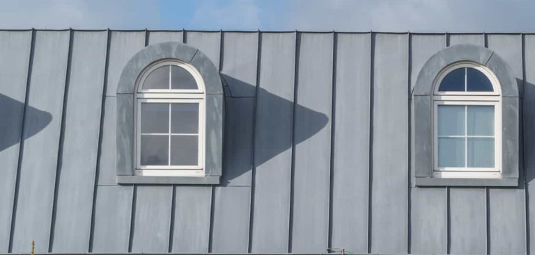 Comment boucher les fuites sur un toit en zinc ?