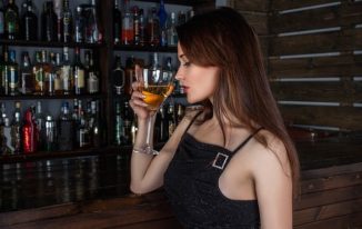 Restos, bars, cafés : la consommation debout sera de nouveau autorisée