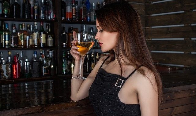 Restos, bars, cafés : la consommation debout sera de nouveau autorisée