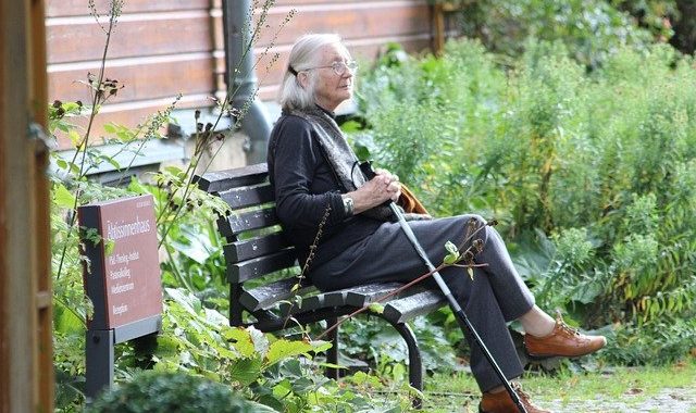 Vigilance senior : les solutions pour surveiller une personne âgée à distance