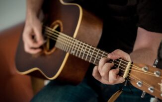 Comment choisir le bon instrument à cordes : guide complet pour les débutants