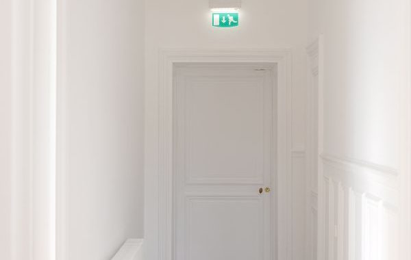 Quelles sont les règles et réglementations concernant les issues de secours ?