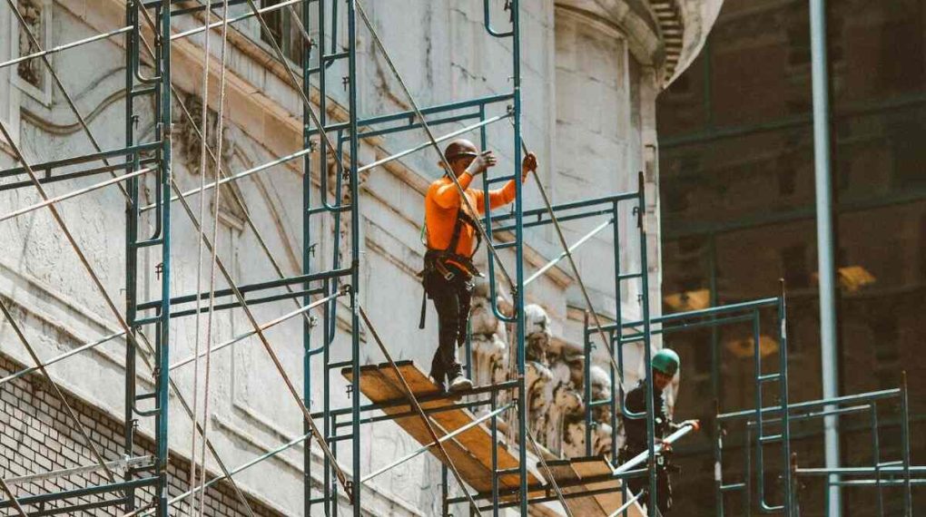 Maîtriser les normes de sécurité dans le montage des échafaudages : les compétences et les formations nécessaires