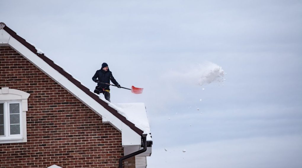 2-Quand et comment déneiger sa toiture en hiver à Montréal